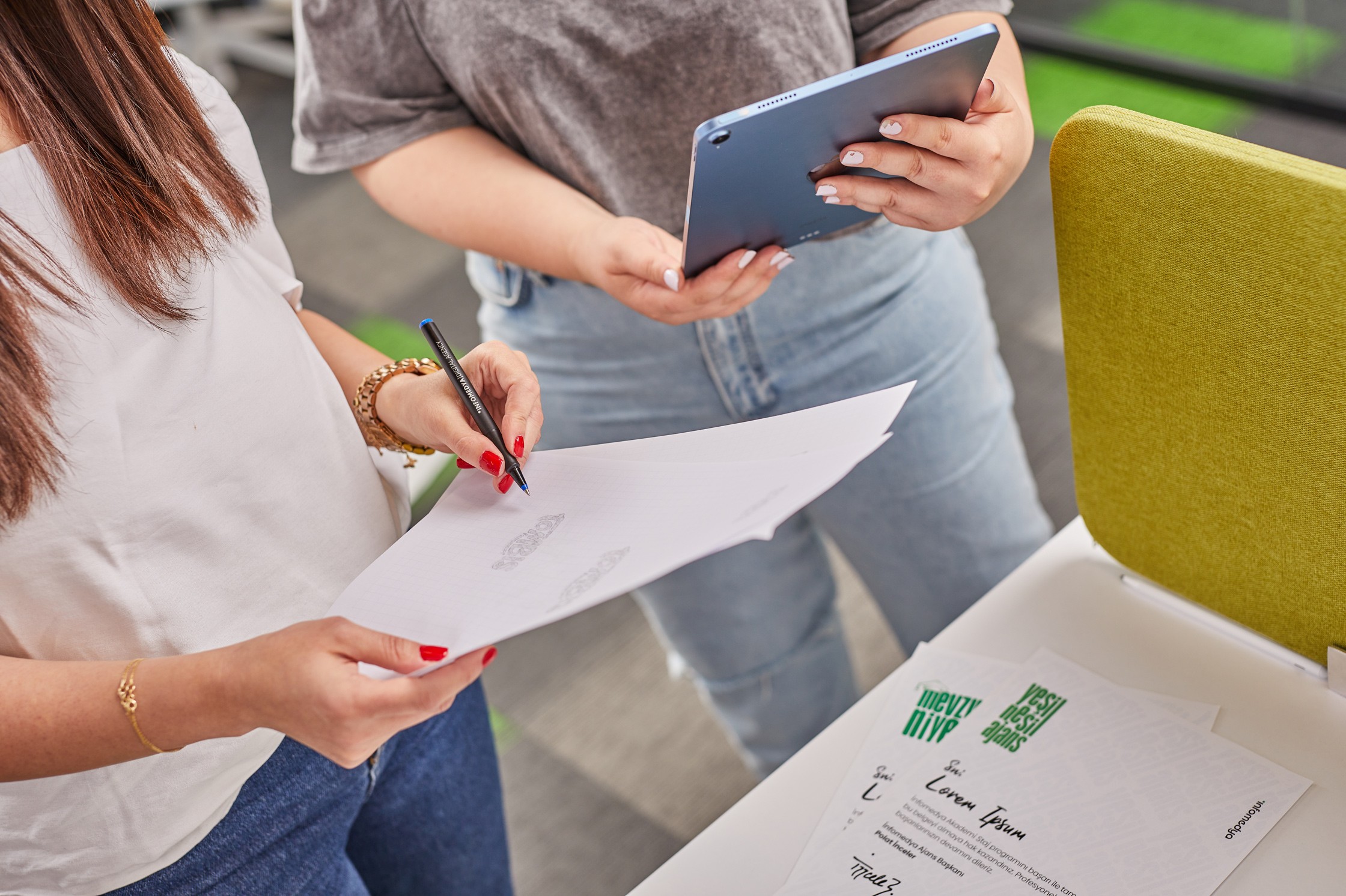 2 people are having a meeting at Infomedia Agency